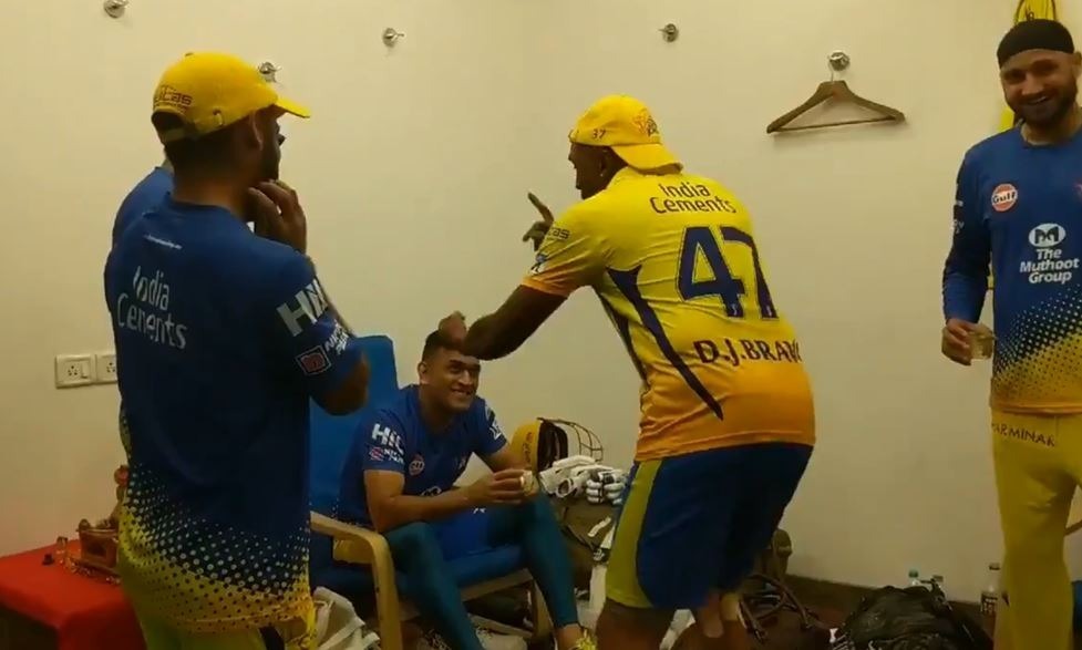WATCH: जीत के बाद धोनी की 'शान' में जमकर नाचे ब्रावो, भज्जी ने दिया साथ
