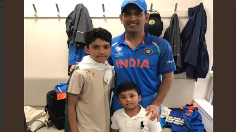 इस जीत को अब 3 दिन हो चले हैं, लेकिन अब पाकिस्तान के ओपनिंग बल्लेबाज़ अज़हर अली ने टीम इंडिया के लिजेंड्स के साथ एक ऐसी तस्वीर साझा की है जिसे देख हर क्रिकेटप्रेमी का दिल खुश हो जाएगा.