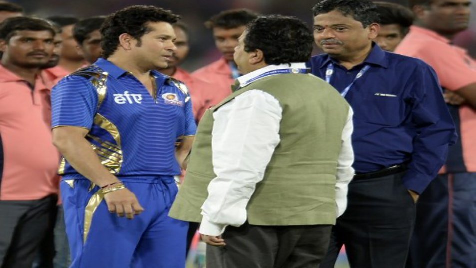 फेसबुक पर सचिन और धोनी जैसे दिग्गज भी विराट से कहीं पीछे हैं. फेसबुक पर सचिन के कुल 2.8 करोड़(28 मिलियन) फॉलोअर्स हैं. वहीं ट्विटर पर उनके 16 करोड़(16.7 मिलियन) फॉलोअर्स हैं.