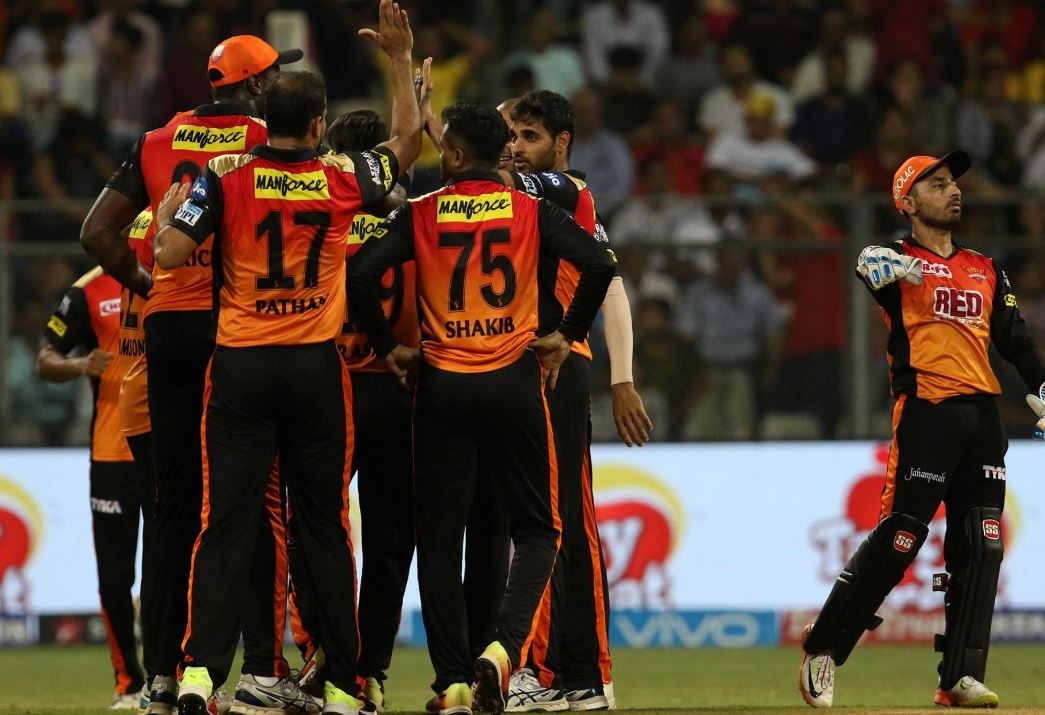 इस मैच को जीत चेन्नई ने सीधे फाइनल में जगह बना ली है हालांकि हैदराबाद की फाइनल खेलने की उम्मीदें अभी खत्म नहीं हुई हैं. उसे दूसरे क्वालीफायर में खेलने का मौका मिलेगा जहां उसका सामना कोलकाता नाइट राइडर्स और राजस्थान रॉयल्स के बीच होने वाले एलिमिनेटर मैच की विजेता टीम से होगा.