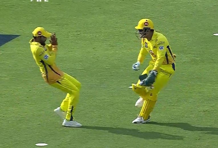 WATCH: गली क्रिकेट अंदाज़ में धोनी ने जडेजा को मैदान पर 'डराया'