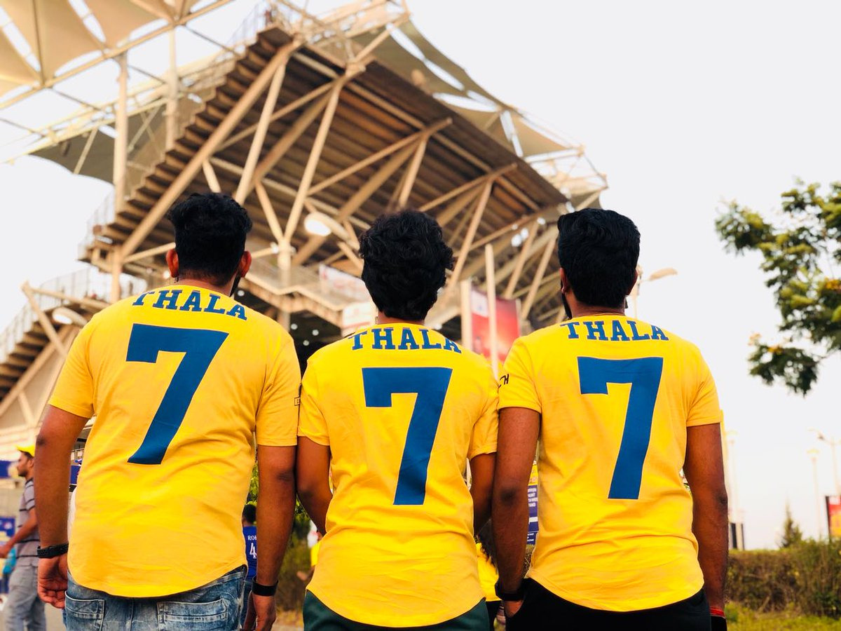 फैन्स धोनी की जर्सी पहनते हैं जहां उनके जर्सी नंबर के साथ थाला लिखा होता है.