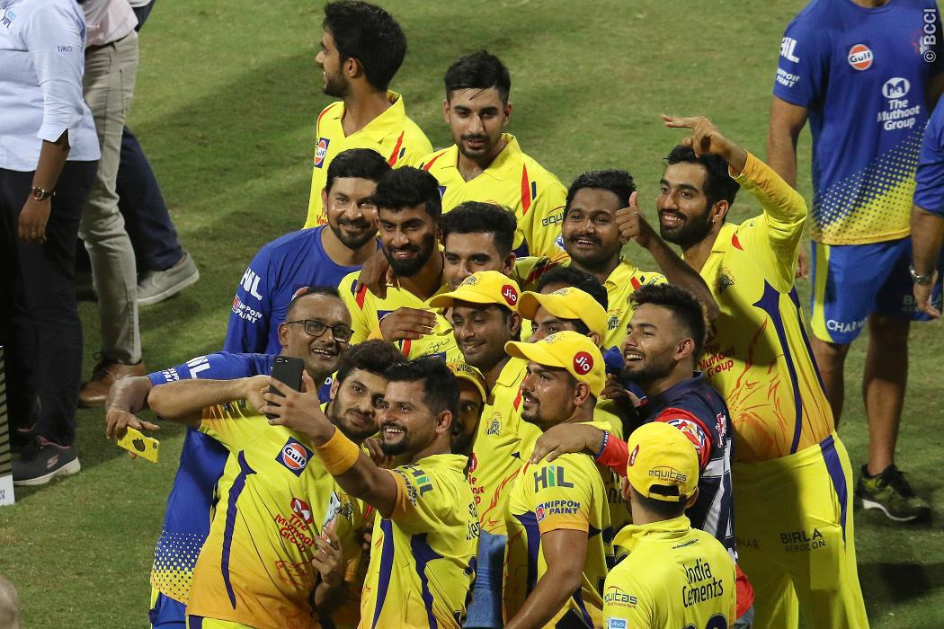 ipl 2018 rishabh pant celebrated csk win IPL 2018: चेन्नई के जश्न में क्यों शामिल हुआ था विरोधी टीम का खिलाड़ी