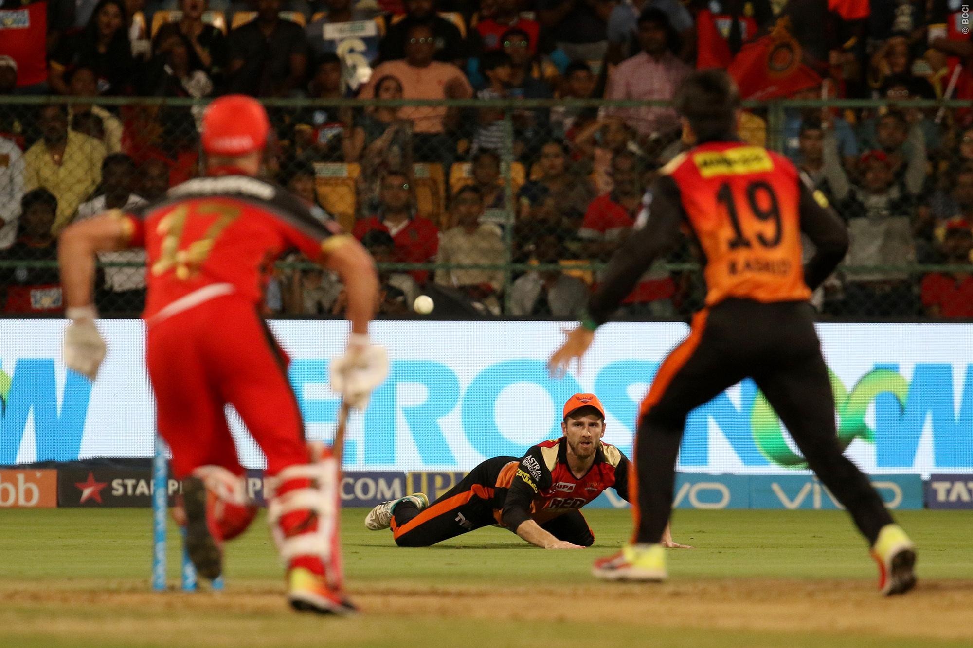 लेकिन हाई स्कोरिंग मुकाबले में दोनों टीमों के गेंदबाज़ों की खैर नहीं रही. इनमें एक गेंदबाज़ ऐसा भी रहा जिसने 11 सालों के आईपीएल इतिहास के सबसे ज्यादा रन लुटाने का रिकॉर्ड भी तोड़ दिया. 
