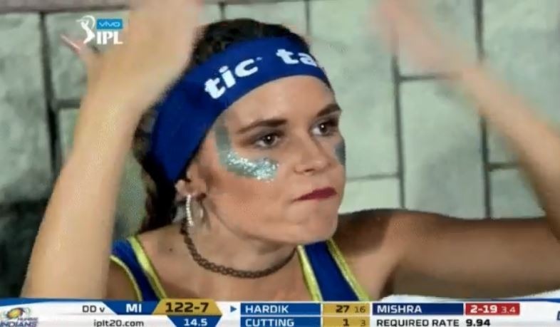 हार्दिक पांड्या के खराब शॉट पर भड़क उठी चीयरलीडर, दिया ऐसा रिएक्शन