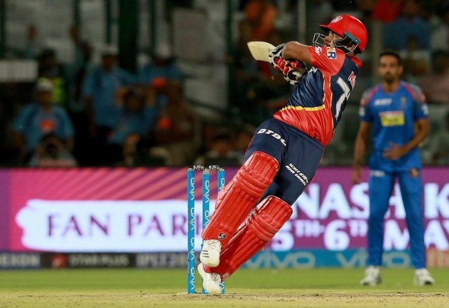 rishabh pant is the only batsman to have strike rate of 150 in all 3 phases this ipl IPL 2018: इस तूफानी रफ्तार से रन बनाने के मामले में बड़े-बड़े दिग्गज भी हैं रिषभ पंत से पीछे