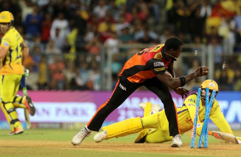 अब सीएसके को जीत के लिए 14 गेंदों पर 27 रनों की दरकार थी. लेकिन अगली ही गेंद पर हरभजन सिंह आउट हो गए और एक बार फिर मैच में टर्निंग पॉइंट आ गया. लेकिन ओवर की आखिरी गेंद पर एक और चौका बटोरकर डूप्लेसी ने अपने इरादे साफ ज़ाहिर कर दिए.