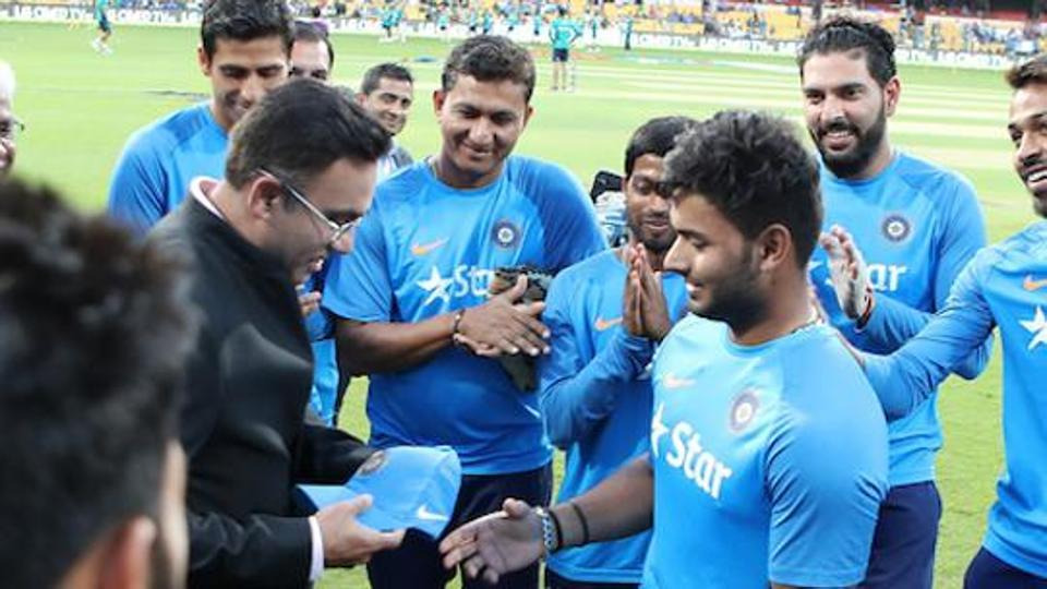 
पिछले सप्ताह भारतीय क्रिकेट बोर्ड ने अफागनिस्तान के साथ टेस्ट मैच के अलावा आयरलैंड के खिलाफ टी 20 और इंग्लैंड के खिलाफ वनडे टीम का एलान किया. इस टीम में पंत का नाम नहीं था. उम्मीद की जा रही थी कि पंत को टी 20 टीम में रखा जाएगा लेकिन ऐसा नहीं हुआ.