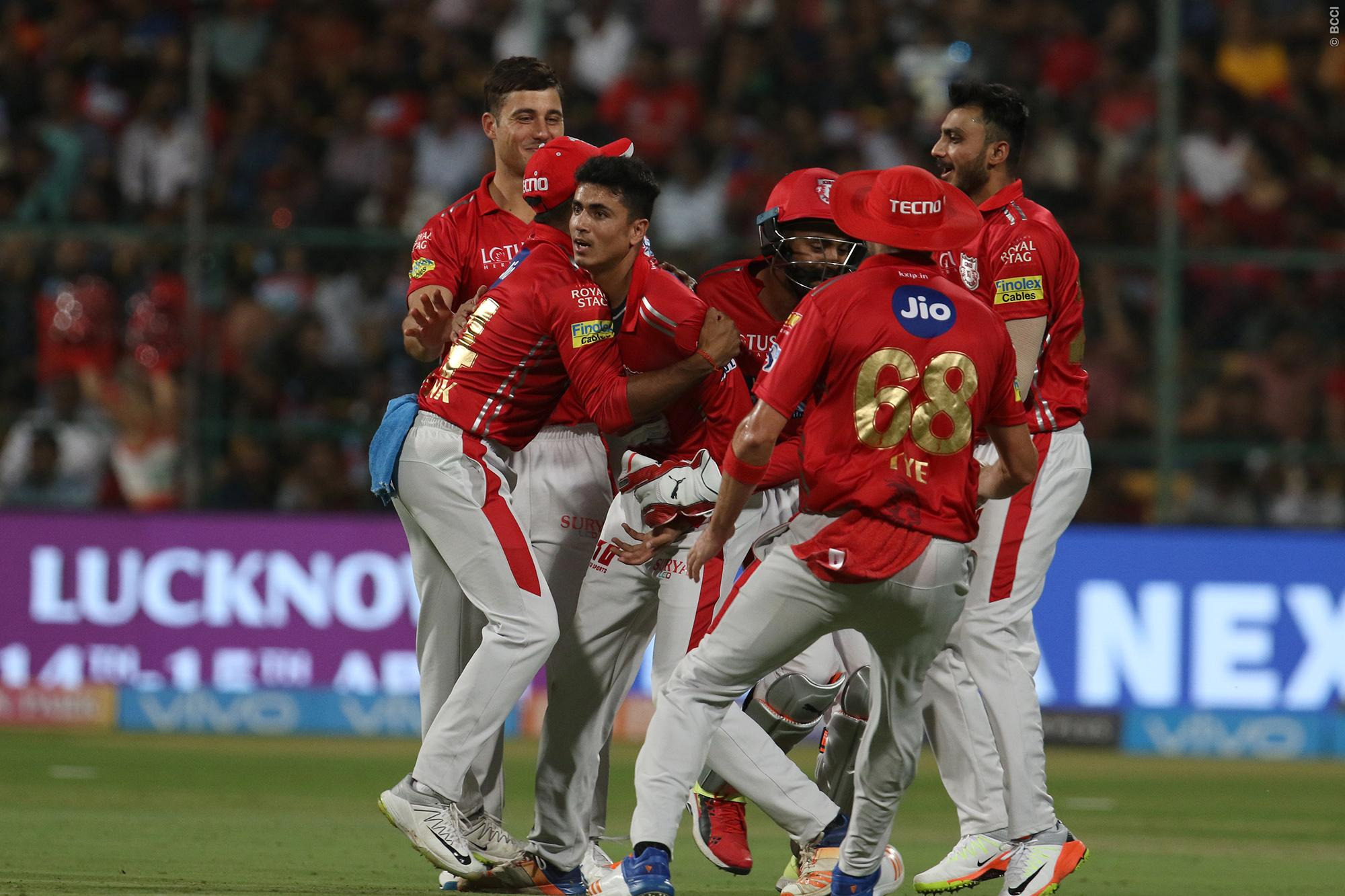  अगर किंग्स को मिली जीत- ऐसे में आरसीबी सबसे पहले बाहर होगी. पंजाब 14 प्वाइंट के साथ तीसरे नंबर पर पहुंच जाएगी. दूसरी तरफ कल होने वाले मुकाबले का विजेता भी 14 प्वाइंट लेकर क्वालीफाई के करीब पहुंच जाएगा.