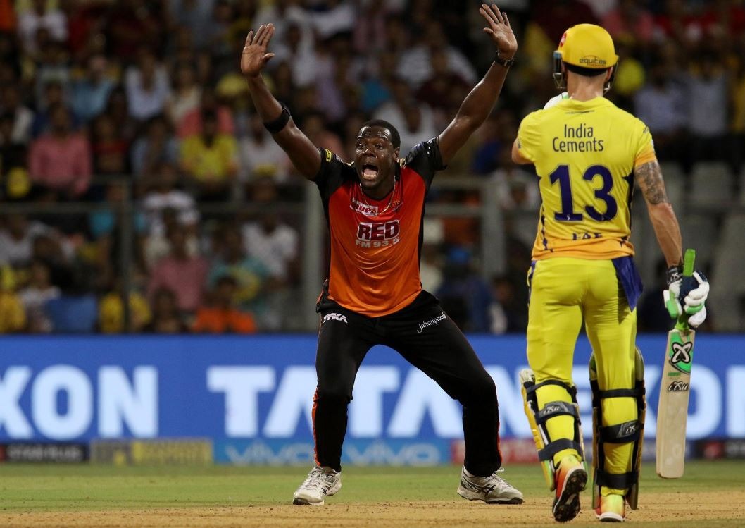 लेकिन मैच का सबसे बड़ा टर्निंग पॉइंट साबित हुई पारी का 18वां ओवर. जब हैदराबाद के कप्तान विलियमसन ने भुवनेश्वर या सिद्धार्थ कौल की जगह ब्रैथवेट को गेंद सौंप दी.