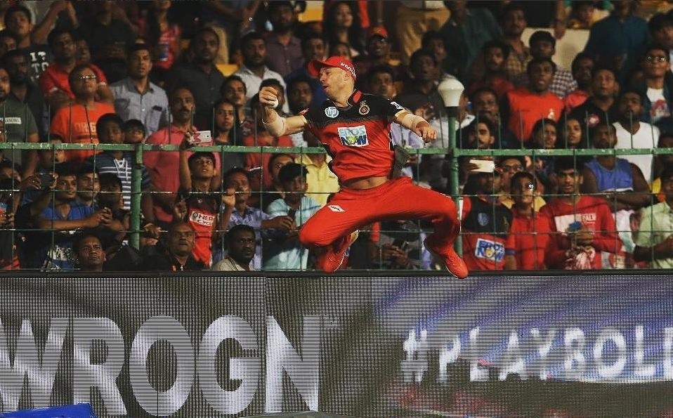 watch super catch of spiderman ab de villiers WATCH: मैदान पर 'स्पाइडर-मैन' ने लपका शानदार कैच, कोहली रह गए हैरान