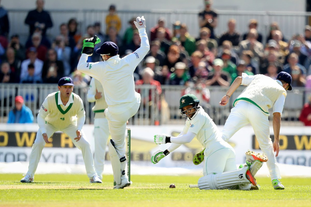 IRE vs PAK: टेस्ट क्रिकेट में इंजमाम के भतीजे की 'दर्दनाक' शुरुआत imam ul haq collides with two irish fielders IRE vs PAK: टेस्ट क्रिकेट में इंजमाम के भतीजे की 'दर्दनाक' शुरुआत