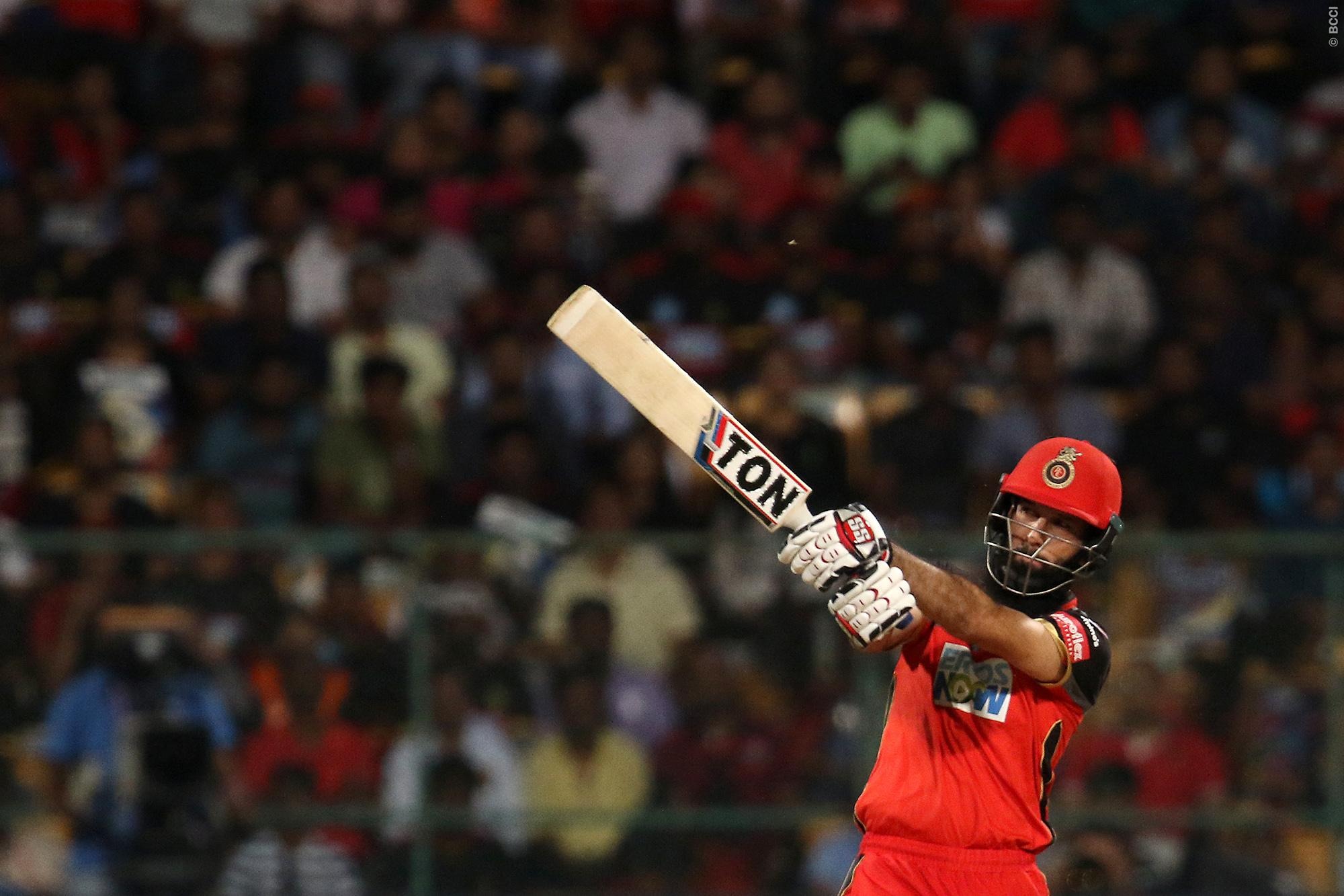 हैदराबाद ने टॉस जीतकर बेंगलोर को बल्लेबाजी के लिए बुलाया. इस सीजन में अभी तक सबसे मजबूत माना जाने वाला हैदरबाद का गेंदबाजी आक्रमण बेंगलोर के आगे पस्त दिखा. बेंगलोर ने 20 ओवरों में छह विकेट के नुकसान पर 218 रन बनाए.