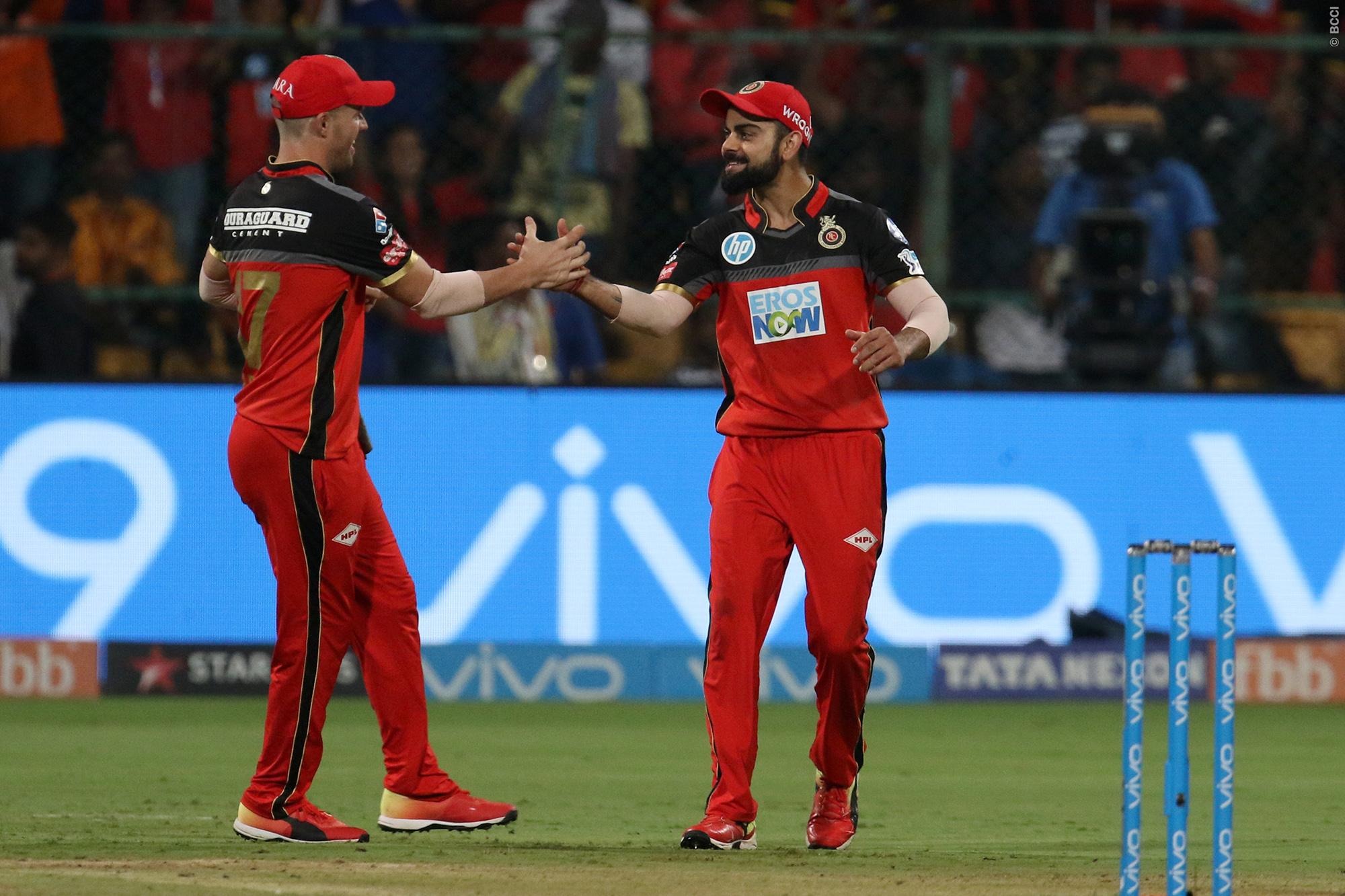 इस जीत के साथ आरसीबी की टीम अब आईपीएल सीज़न 11 के प्लेऑफ में पहुंचने की दावेदार बन गई है.