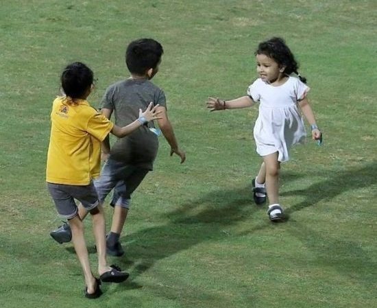 पापा धोनी के अंदाज़ में स्टार किड्स को लीड करती दिखीं ज़ीवा