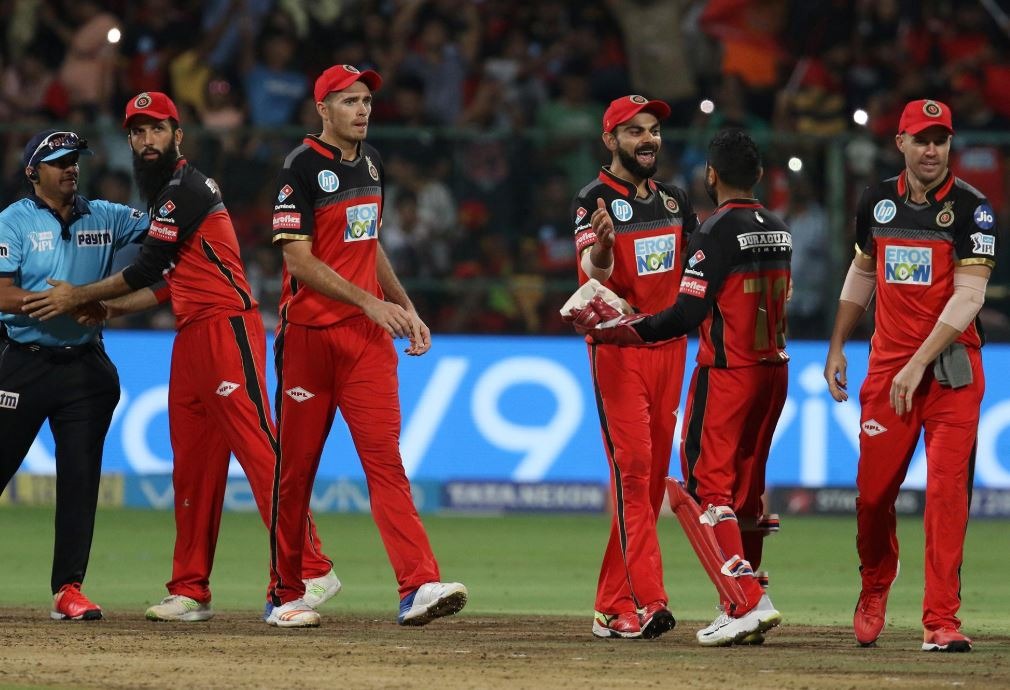 अंतिम दो ओवरों में गेंदबाज़ों के बेहतरीन प्रदर्शन की मदद से आरसीबी की इंडियन प्रीमियर लीग सीज़न 11 में उम्मीदें ज़िंदा हैं. बेहद रोमांचक मैच में रॉयल चैलेंजर्स बेंगलोर ने सनराइजर्स हैदराबाद को 14 रनों से हरा दिया.