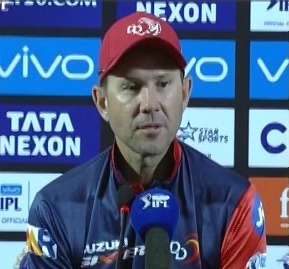 पॉन्टिंग ने आईपीएल 11 में दिल्ली का सफर खत्म होने के बाद कहा था कि 'कप्तानी छोड़ने के बाद प्लेइंग इलेवन से बाहर रहने का फैसला खुद गौतम गंभीर ने लिया था.'