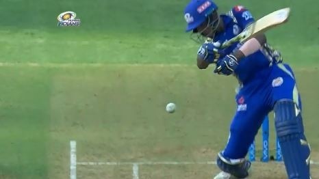 hardik pandya swung so hard that the bat slipped off his hands मुंबई और केकेआर के बीच खेले गए मैच में फिल्डर को लग सकती थी गंभीर चोट