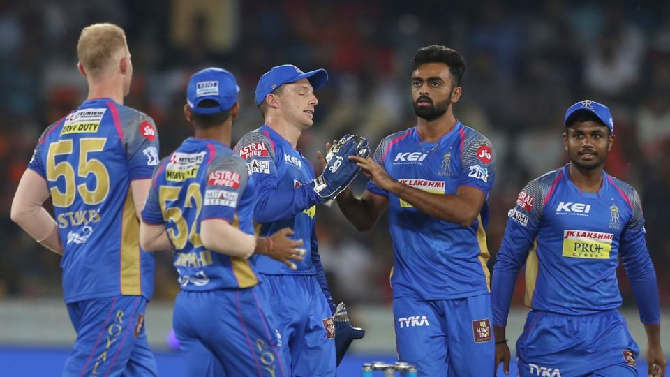 राजस्थान - राजस्थान 12 अंक के साथ छठे स्थान पर है. टीम का रन रेट काफी खराब है ऐसे में प्ले ऑफ में पहुंचने के लिए उसे आरसीबी के खिलाफ जीत तो दर्ज करनी ही होगी साथ ही मुंबई के हार की कामना करनी होगी.