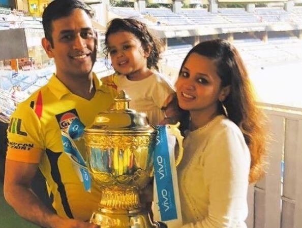 आईपीएल की जिस चमचमाती ट्रॉफी को जीतने के लिए तमाम टीमें जी-जान से लगी रहती हैं, उस ट्रॉफी को लेकर धोनी की नन्ही परी ज़ीवा बिल्कुल बेफ्रिक हैं.