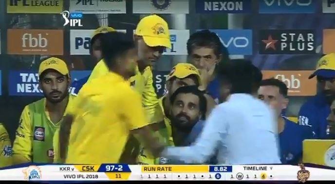 जब धोनी के पैर छूने पहुंच गया फैन, साथी खिलाड़ी हुए हैरान