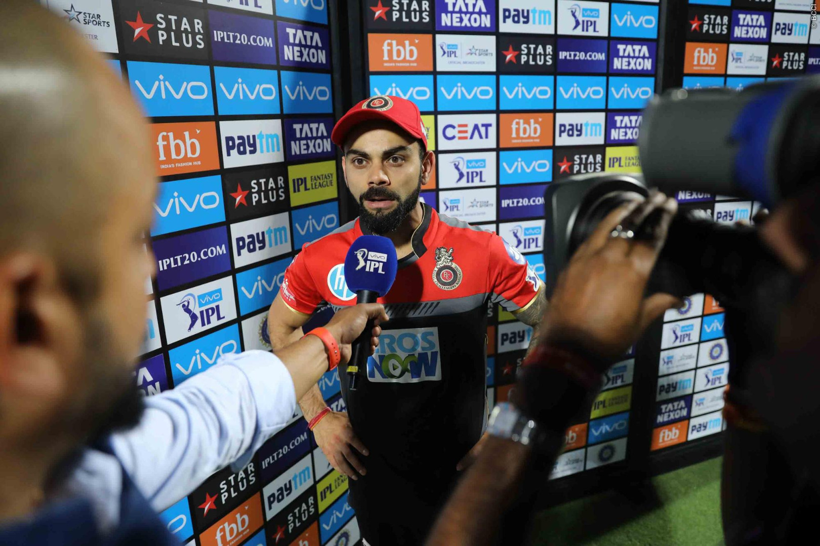 IPL 2018: प्ले ऑफ की रेस से बाहर हुई टीम तो बल्लेबाजों पर जमकर बरसे कप्तान कोहली IPL 2018: प्ले ऑफ की रेस से बाहर हुई टीम तो बल्लेबाजों पर जमकर बरसे कप्तान कोहली