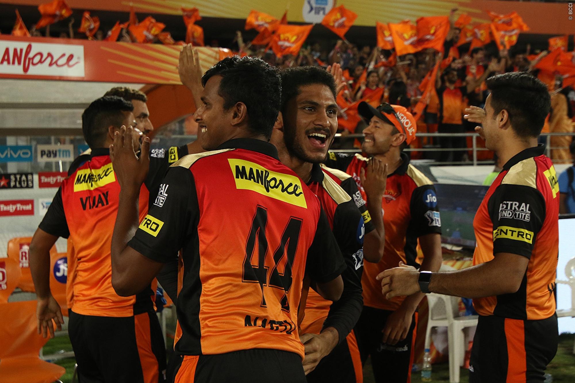 जी हां, सनराइज़र्स हैदराबाद के बासिल थम्पी ने अपने 4 ओवरों के स्पेल में छह छक्के और पांच चौको के साथ बिना कोई विकेट लिए 70 रन लुटाए. जो कि एक पारी में किसी भी गेंदबाज़ का सर्वाधिक है.