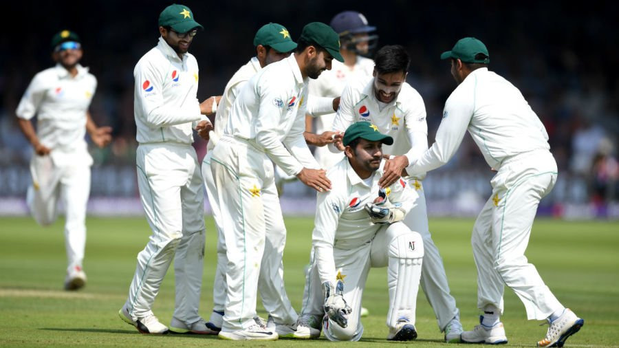 eng vs pak pakistan captain sarfraz ahmed fined by icc ENG vs PAK: लॉर्ड्स टेस्ट जीतने के बाद पाकिस्तान पर लगा जुर्माना