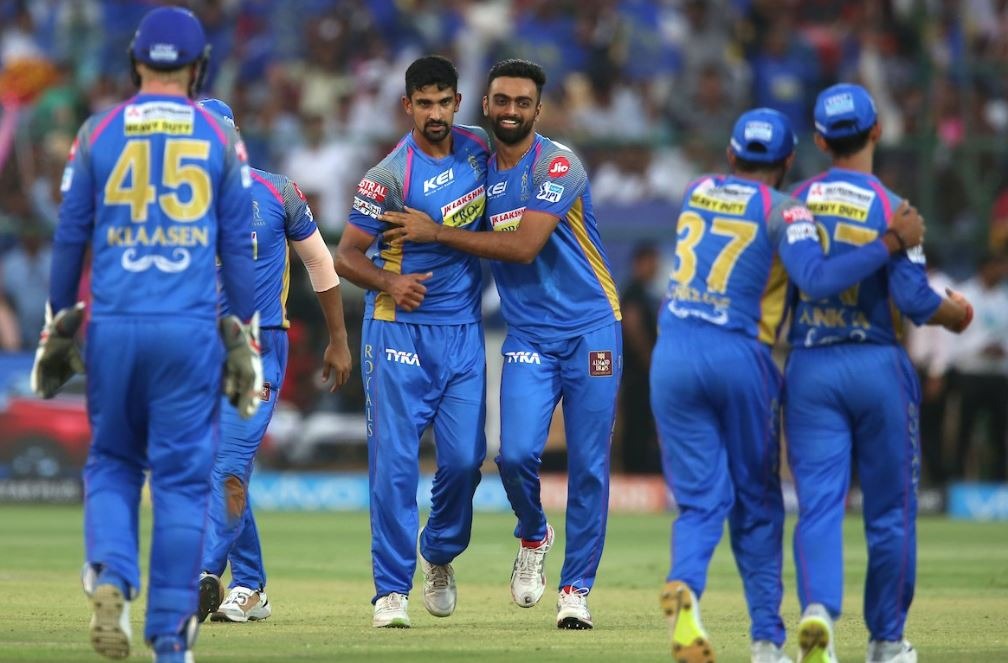 इसी के साथ बेंगलोर की प्लेऑफ में जाने की उम्मीदें खत्म हो गई हैं वहीं राजस्थान को अंतिम-4 में जगह बनाने के लिए बाकी टीमों के परिणाम पर निर्भर रहना पड़ेगा.