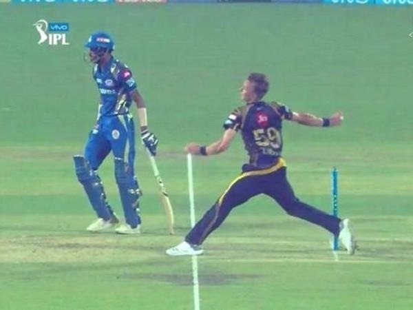 quality of umpiring in focus yet again as tom curran wrongly flagged for no ball IPL में फिर दिखी खराब अंपायरिंग, 'जायज़' गेंद को बताया 'नाजायज़'