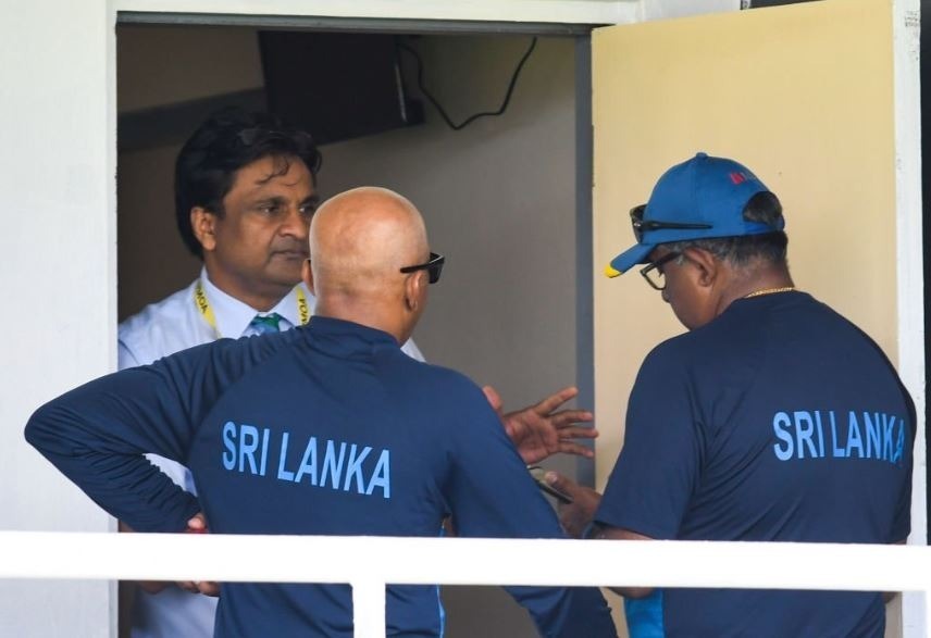 गेंद से छेड़छाड़ विवाद के कारण दो घंटे बाद मैदान पर उतरी श्रीलंकाई टीम