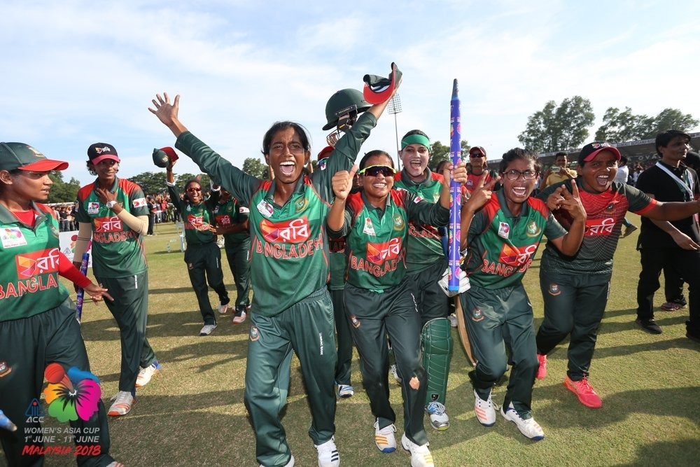 the emotions of the bangladesh mens side as they watch the women clinch the asia cup हार का गम भूला महिला टीम की ऐतिहासिक जीत में शामिल हुए बांग्लादेश के पुरुष खिलाड़ी