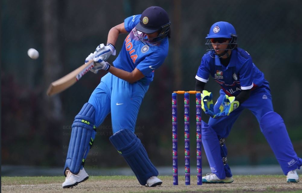 लक्ष्य का पीछा करने उतरी स्मृति मंधाना (12) और मिताली राज (23) ने भारतीय टीम को अच्छी शुरुआत दी. 21 के कुलयोग पर मंधाना का विकेट गिरा. उन्हें ओसादी राणासिंघे ने उदेशिका प्रबोधनी के हाथों कैच आउट कर पवेलियन भेजा.