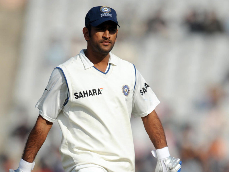 महेन्द्र सिंह धोनी - भारतीय टेस्ट टीम को नई ऊंचाइयों पर ले जाने वाले महेन्द्र सिंह धोनी वनडे या टी 20 की तरह टेस्ट में अपने बल्ले से सफल नहीं हो पाए. हालाकि कप्तानी की बदौलत इन्होंने भारत को कई सीरीज में जीत दिलाई और नंबर वन टेस्ट टीम भी बनाया. लेकिन 2014 का ऑस्ट्रेलिया दौरा इनका अंतिम टेस्ट लेकर आया. बल्ले से फ्लॉप होने के कारण धोनी पर दबाव था और हार के साथ बढ़ते दबाव के कारण उन्होंने टेस्ट क्रिकेट को विदेश में ही अलविदा कह दिया. धोनी ने अपने करियर में 90 टेस्ट खेला लेकिन बोर्ड को विदाई मैच का मौका नहीं दिया. 90 टेस्ट की 144 पारी में धोनी ने 38 के औसत से 4876 रन बनाए जिसमें 6 शतक और 33 अर्द्धशतक शामिल रहे. 224 उनका सर्वश्रेष्ठ स्कोर था.