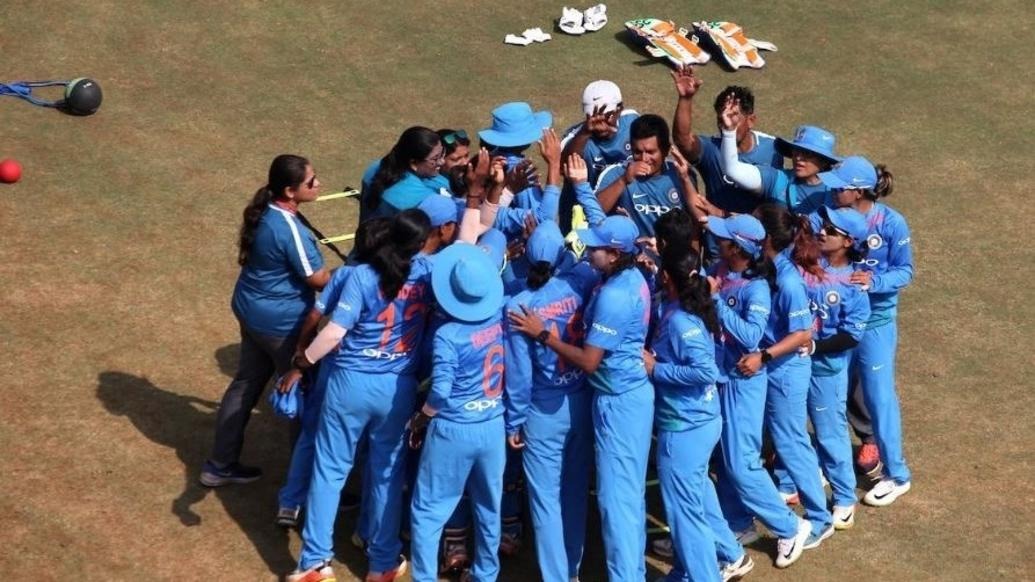 भारतीय महिला क्रिकेट टीम ने शानदार वापसी करते हुए गुरुवार को श्रीलंका को सात विकेट से हरा दिया. इस जीत के साथ ही भारतीय टीम ने एशिया कप के फाइनल में लगभग अपना स्थान पक्का कर लिया है.