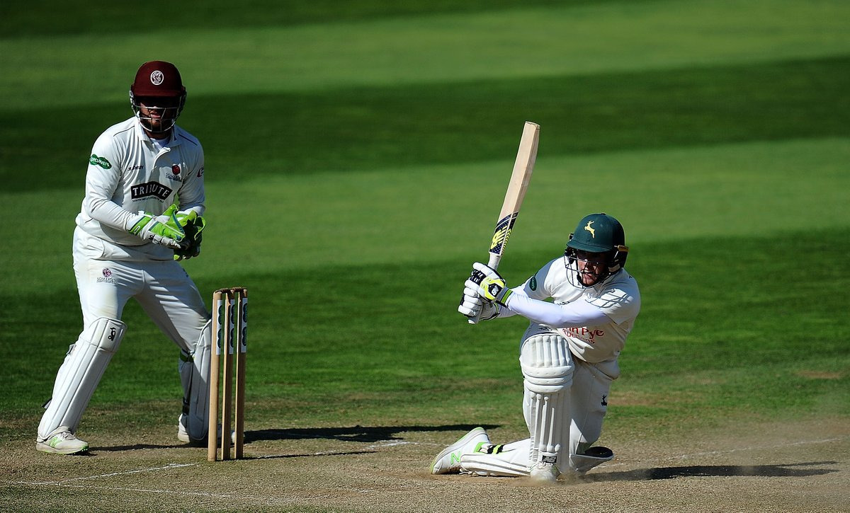 एक पांव पर खड़े होकर इस बल्लेबाज ने कर दी छक्कों की बरसात moores crashed 27 runs from a single simon harmer over एक पांव पर खड़े होकर इस बल्लेबाज ने कर दी छक्कों की बरसात