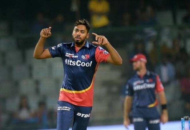delhi bowler avesh khan is upset for dhoni catch droppedd during ipl धोनी के कैच छूट जाने का अफसोस: आवेश खान