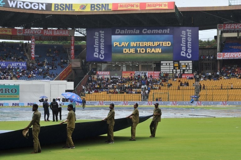 rain interrupts game between india and afghanistan at bangalore INDvAFG: विजय के शतक और भारत की पारी के बीच बारिश बनी बाधा