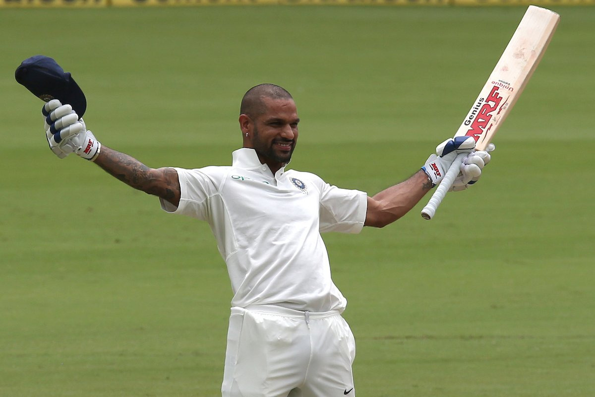 टीम इंडिया के सलामी बल्लेबाज शिखर धवन दस पायदान की छलांग लगाकर आईसीसी की ताजा जारी टेस्ट रैंकिंग में 24वें स्थान पर पहुंच गए हैं जो कि उनका करियर का सर्वश्रेष्ठ स्थान है.
जबकि मुरली विजय और रविंद्र जडेजा भी आगे बढ़ने में सफल रहे.