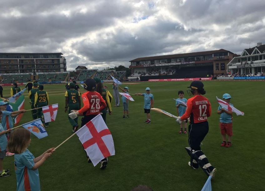 वहीं एक दिन बाद ही इंग्लैंड की महिला क्रिकेट टीम ने भी एक ऐसा कारनामा कर दिखाया जो क्रिकेट में हर रोज़ नहीं होता.