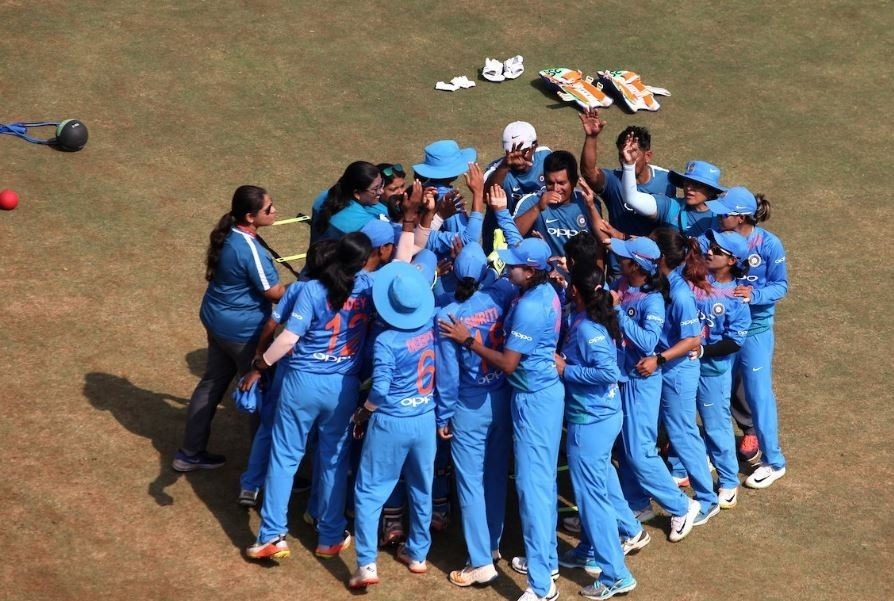 india womens beat sri lanka by 7 wickets INDvSL: श्रीलंका पर जीत के साथ भारत की फाइनल में पहुंचने की उम्मीदें बरकरार