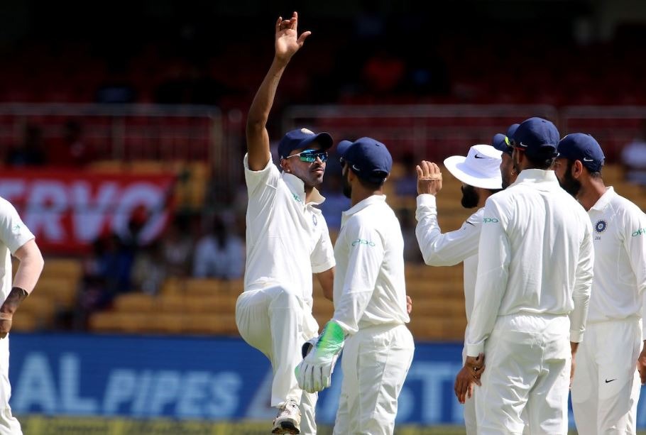 लेकिन इस ऐतिहासिक टेस्ट में टीम इंडिया के स्टार गेंदबाज़ ने एक ऐसा कारनामा कर दिखाया कि वो भारत के टॉप चार गेंदबाज़ों में शामिल हो गए.