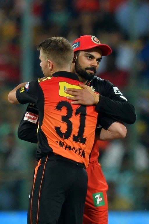 विराट की फिटनेस फोटो देखकर वॉर्नर ने पूछा, 'गेंद को चिन्नास्वामी के बाहर भेज पाओगे'