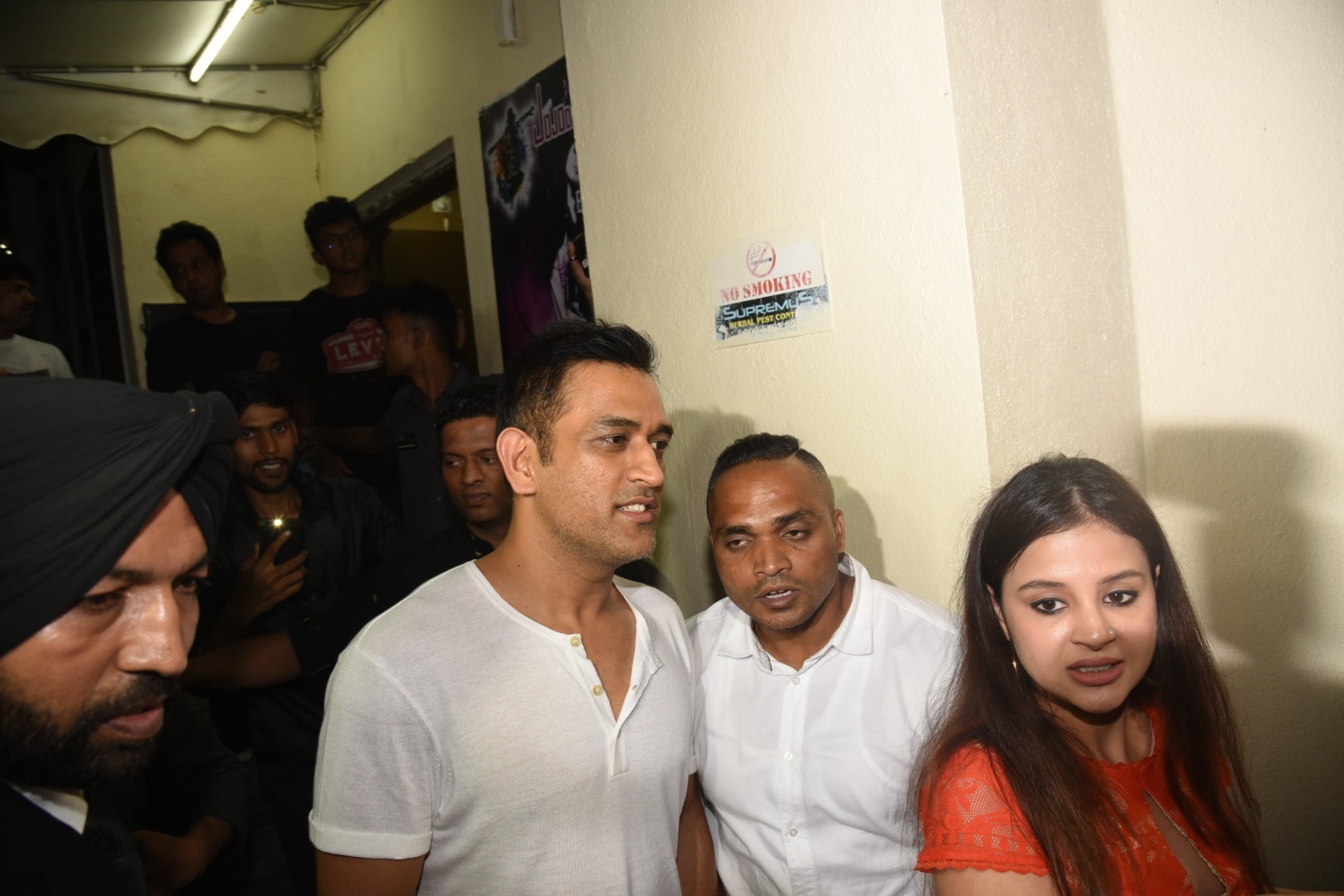 ms dhoni and wife sakshi dhoni arrive to watch race 3 special screening सलमान खान ने सबसे पहले एमएस धोनी को दिखाई 'रेस 3'