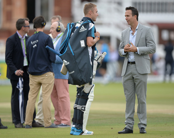 ENG vs PAK: टेस्ट मैच के बीच तेज हुई वॉन और ब्रॉड के बीच जुबानी जंग ENG vs PAK: टेस्ट मैच के बीच तेज हुई वॉन और ब्रॉड के बीच जुबानी जंग