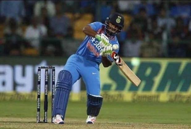 टीम में युवा खिलाड़ी ऋषभ पंत को पहली बार मौका दिया गया है. इंडिया ए की ओर से खेलते हुए उन्होंने बेहतरीन प्रदर्शन करते हुए टीम को कई मौकों पर जीत दिलाई. पंत को दूसरे विकेट कीपर के तौर पर टीम में चुना गया है.