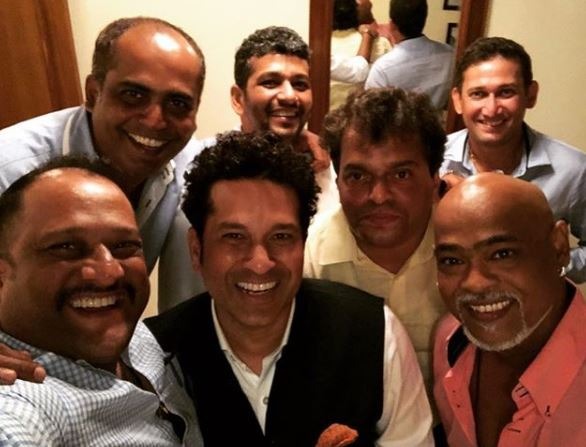 क्रिकेट के मैदान से दूर होने के बाद सचिन अक्सर घुमनें, दोस्तों और अपनी फैमली के साथ वक्त बिताते हैं.