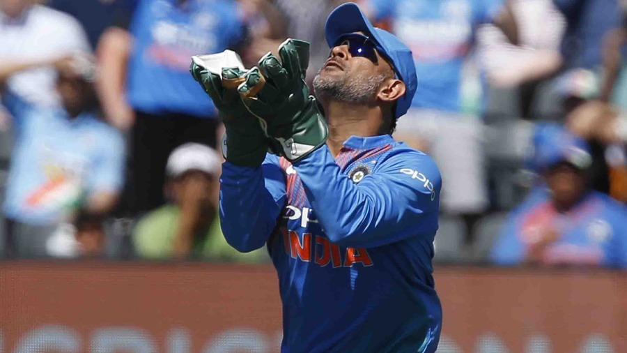 धोनी वनडे क्रिकेट में 300 कैच लेने वाले भारत के पहले और दुनिया के चौथे विकेटकीपर बन गए हैं.