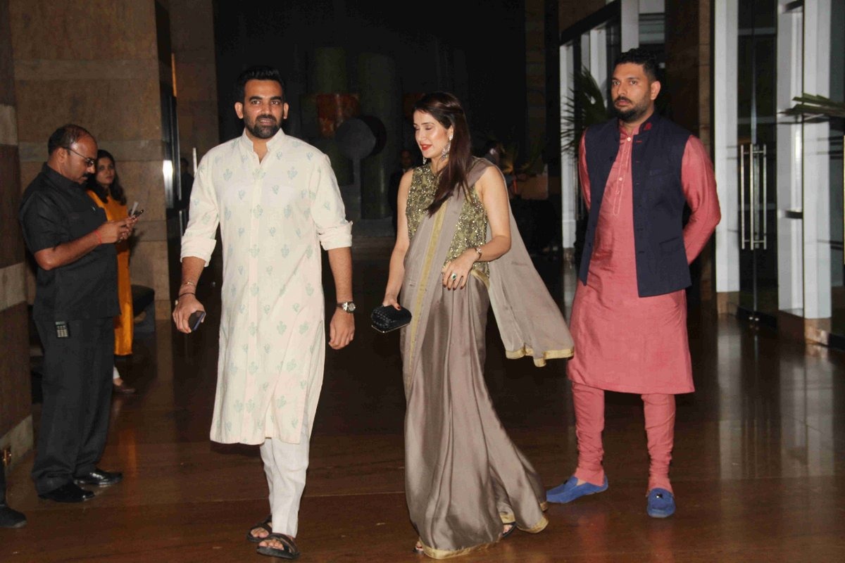 जिसके बाद से उन्होंने वेट पुटऑन कर लिया और वो इस मौके पर पहले से ज्यादा मोटे नज़र आए. जो कि उनके और उनके फैंस के लिए अच्छे संकेत नहीं है.