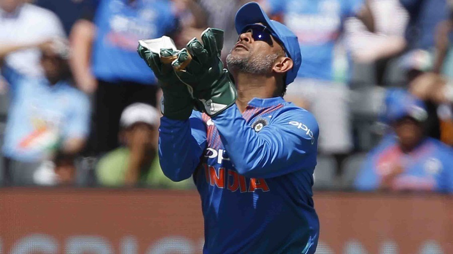 300 कैच लेने वाले भारत के पहले विकेटकीपर बने धोनी